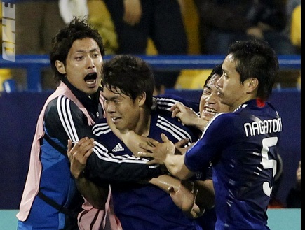 שחקני יפן חוגגים עליה לחצי הגמר (רויטרס) (צילום: מערכת ONE)