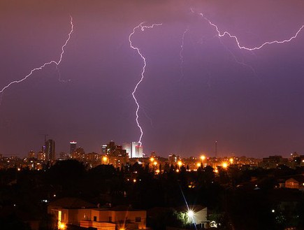 פגיעת ברק במגדלי עזריאלי. צילום: זיו בוק (צילום: חדשות 2)