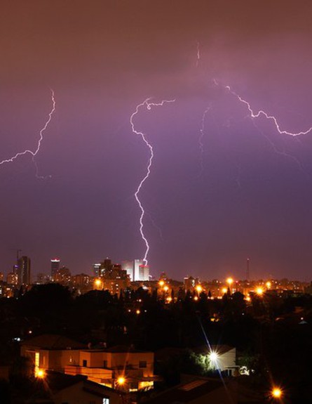 פגיעת ברק במגדלי עזריאלי. צילום: זיו בוק (צילום: חדשות 2)