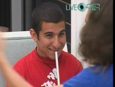 אלעד צוחק אלעד צוחק