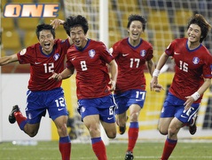 הדרום קוריאנים חוגגים בדרך לחצי הגמר (רויטרס) (צילום: מערכת ONE)