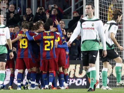 שחקני ברצלונה חוגגים ניצחון 14 ברציפות (רויטרס) (צילום: מערכת ONE)