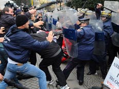המפגינים נגד השוטרים, אתמול באלבניה (צילום: AP)