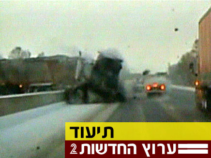 משאית מנפצת מחיצת בטון (צילום: חדשות 2)