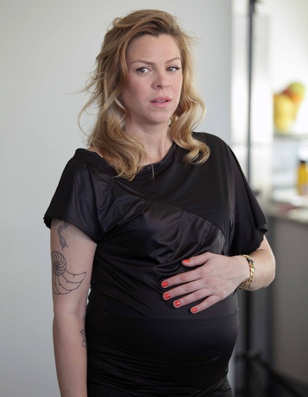 אילנה ברקוביץ מדגמנת הריון (צילום: שי פרג)