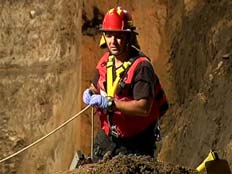 פעולות החילוץ של הפועל שנקבר תחת סוללת עפר בעזריאל (צילום: חדשות 2)