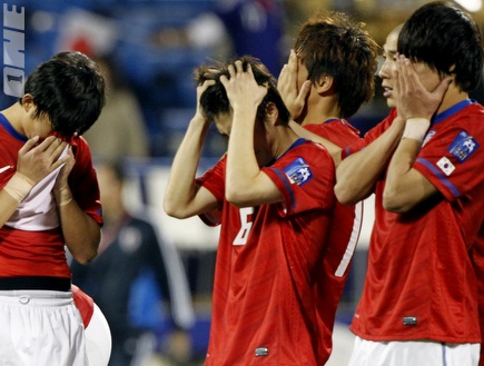 שחקני נבחרת דרום קוריאה מאוכזבים (רויטרס) (צילום: מערכת ONE)