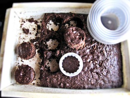עוגת שוקולד בננה עם אגוזים - החיתוך (צילום: דליה מאיר, קסמים מתוקים)