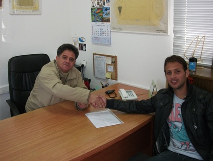 בלדוט וגבאי בעת החתימה (האתר הרשמי של הפועל חיפה) (צילום: מערכת ONE)