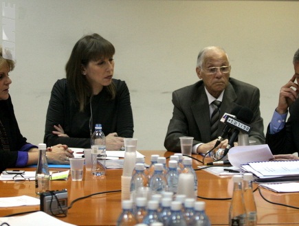 חברי הוועדה עם השרה לימור לבנת (מור שאולי) (צילום: מערכת ONE)