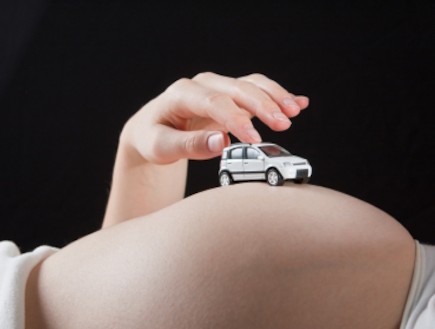 אישה בהריון עם מכונית על הבטן (צילום: Maksud_kr, Istock)