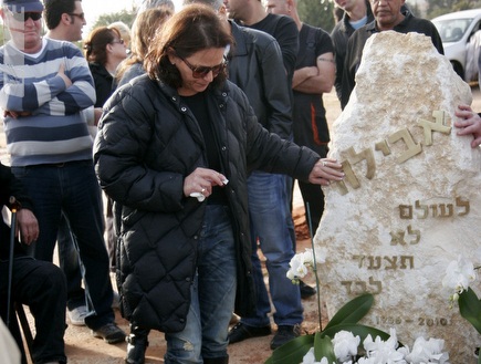 דורית כהן עם המצבה לזכר אבי כהן ז"ל (יניב גונן) (צילום: מערכת ONE)