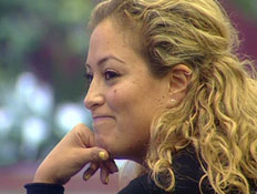 הדיירים הותיקים צופים בחדשים הדיירים הותיקים צופים בחדשים