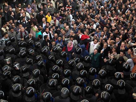 ההמון במצרים מול המשטר (צילום: חדשות 2)