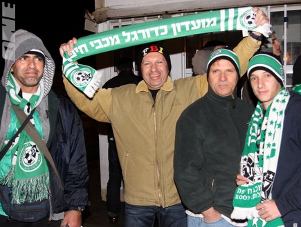 אוהדי מכבי חיפה הערב מחוץ לטדי (יניב גונן) (צילום: מערכת ONE)
