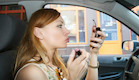 בחורה מתאפרת באוטו (צילום: Stasys Eidiejus, Istock)