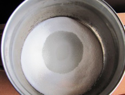 טארט קרם פסיפלורה - הספגת המים בסוכר (צילום: דליה מאיר, קסמים מתוקים)
