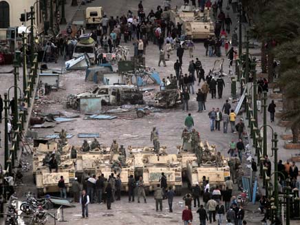 לא יורים על מפגינים. טנקים בקהיר (צילום: AP)