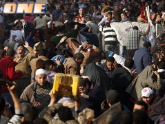 המפגינים במצרים. בכירי הכדורגל נחקרים (רויטרס) (צילום: מערכת ONE)