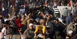 המפגינים במצרים. בכירי הכדורגל נחקרים (רויטרס) (צילום: מערכת ONE)