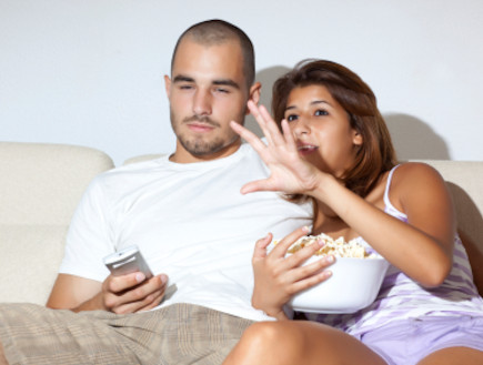 זוג צופה בטלוויזיה (צילום: istockphoto)