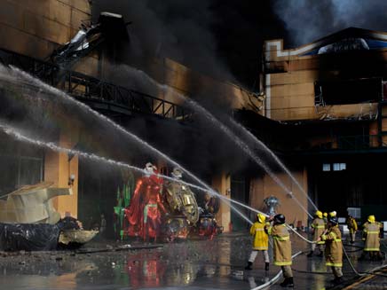 מחסן התחפושות בריו עולה באש (צילום: AP)