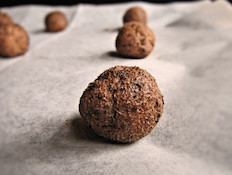 עוגיות פאדג' שוקולד בדרך לתנור (צילום: דליה מאיר, קסמים מתוקים)