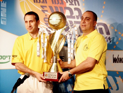 דייויד בלאט ואריק אלפסי עם גביע המדינה (יניב גונן) (צילום: מערכת ONE)