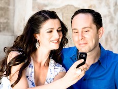אפליקציות הריון - זוג מביט בטלפון סלולרי (צילום: bravobravo, Istock)