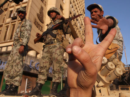 "נתפסו כרוזים של הארגון". חיילים במצרים, ארכיון (צילום: רויטרס)