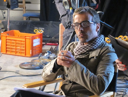 אלי פיניש בתור הבמאי (צילום: רוני רפפורט, ארץ נהדרת )