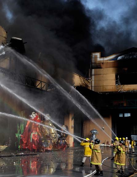 מחסן התחפושות בריו עולה באש (צילום: AP)