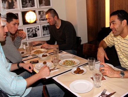בלו, בורשטיין ומצ´באן נהנים מהאוכל אחרי שזכו בגביע (יניב גונן) (צילום: מערכת ONE)