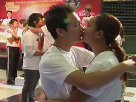 אוהבים - ולא מפסיקים להתנשק (צילום: sky news)