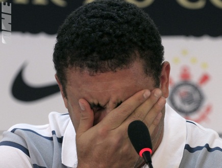 רונאלדו ממרר בבכי במסיבת העיתונאים (רויטרס) (צילום: מערכת ONE)