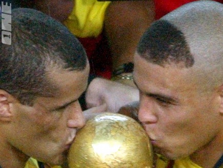 רונאלדו וריבאלדו מנשקים את גביע העולם. יש לו שניים כאלה (רויטרס) (צילום: מערכת ONE)