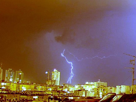 ברקים במרכז הארץ (צילום: חדשות 2)