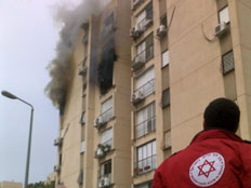 שריפה בבניין מגורים, ארכיון (צילום: תום פסלר - דוברות מד"א)