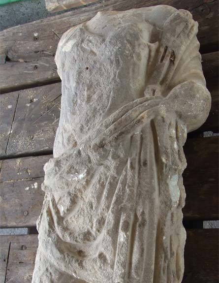 פסל האלה שנמצא בקיסריה (צילום: רשות העתיקות)