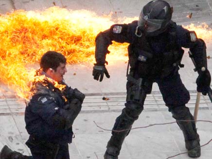 שוטר עולה באש באתונה (צילום: AP)