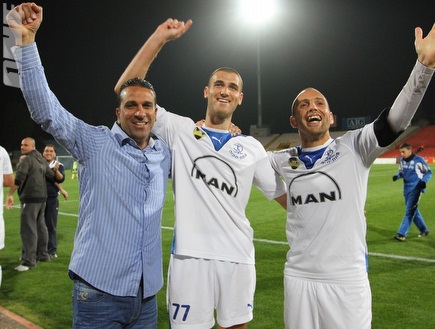 שאקי חוגג עם שחקניו בסיום ניצחון הגביע על מכבי תל אביב (שי לוי) (צילום: מערכת ONE)