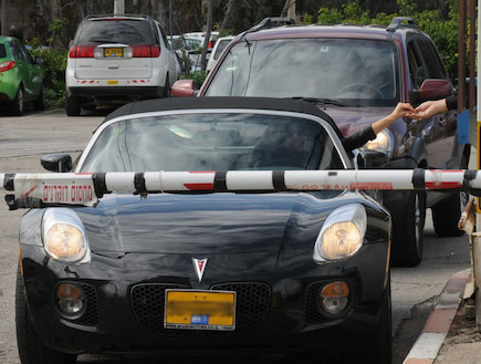 עדי הימלבלוי עם רכב בנסיעת מבחן (צילום: אלעד דיין)
