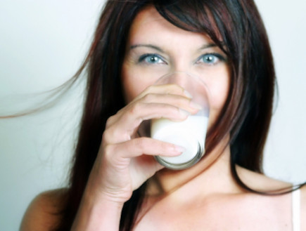 אישה שותה חלב (צילום: lisegagne, Istock)