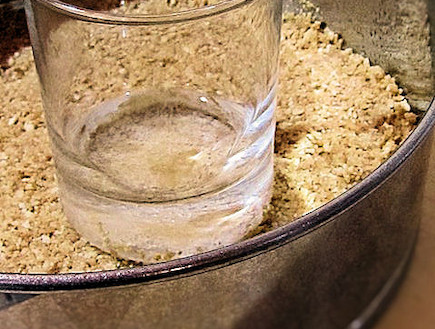 עוגת מיסיסיפי פאדג' - דוחסים את התחתית בעזרת כוס (צילום: דליה מאיר, קסמים מתוקים)