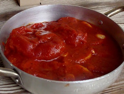 פולנטה ברוטב עגבניות - הרוטב (צילום: תומר פרת)