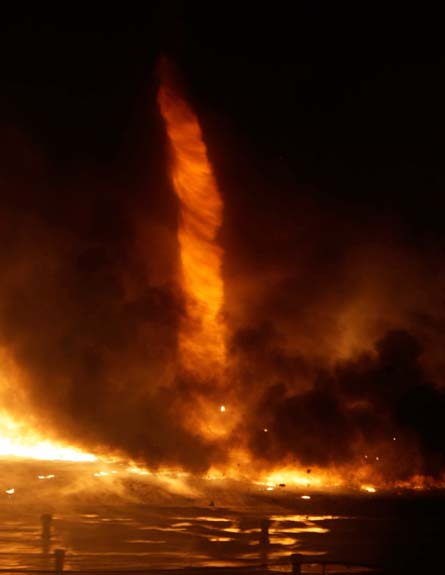 טורנדו אש בהונגריה: תמונות השבוע (צילום: רויטרס)