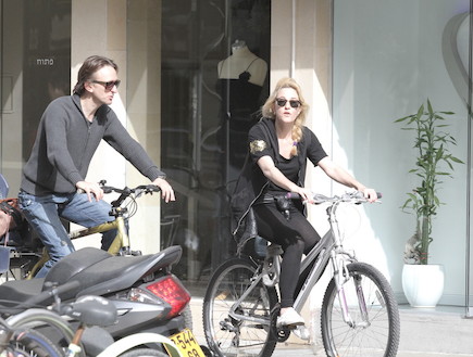 מיה דגן והחבר פפר על אופניים (צילום: אלעד דיין)