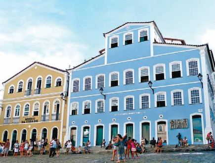 בנין צבעוני שכונת פלוריניו סלבדור ברזיל (צילום: תמר מצפי, גלובס)