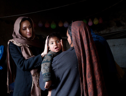 אנג'לינה ג'ולי באפגניסטן (צילום: Handout, GettyImages IL)