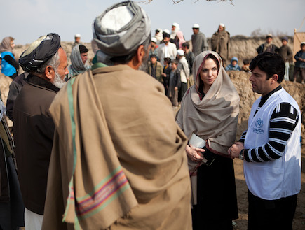 אנג'לינה ג'ולי באפגניסטן (צילום: Handout, GettyImages IL)